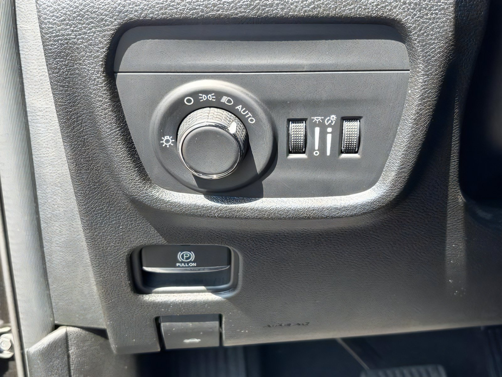 Used 2025 Jeep Grand Cherokee Altitude AWD/4WD image 27