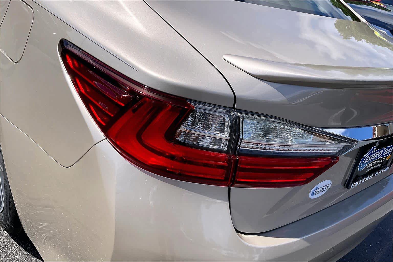 Used 2017 Lexus ES 300h w/ Luxury Package FWD image 28