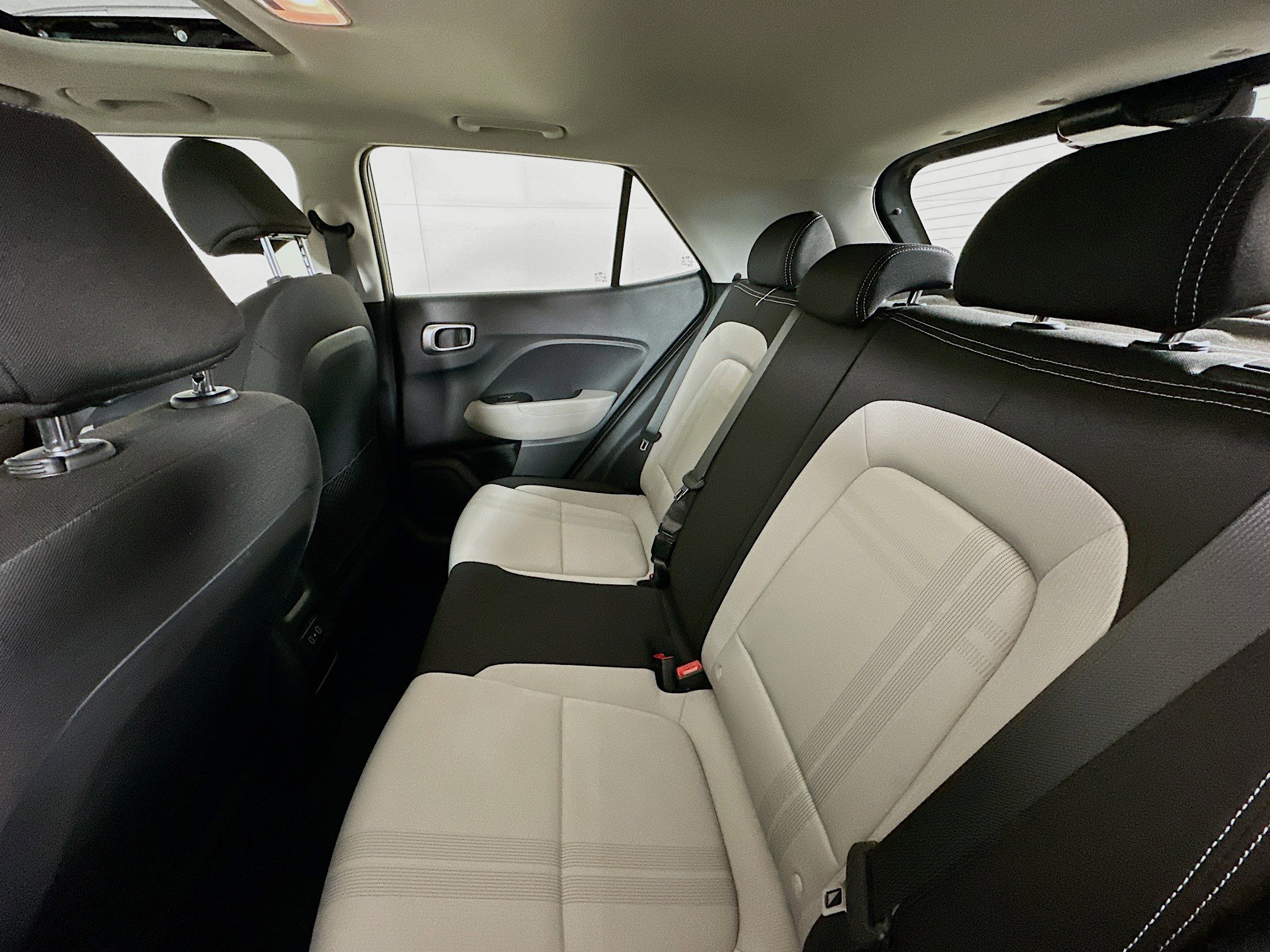 Used 2025 Hyundai Venue SEL image 27