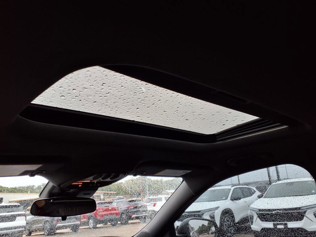 Used 2025 Chevrolet Trax RS w/ Sunroof Package image 12