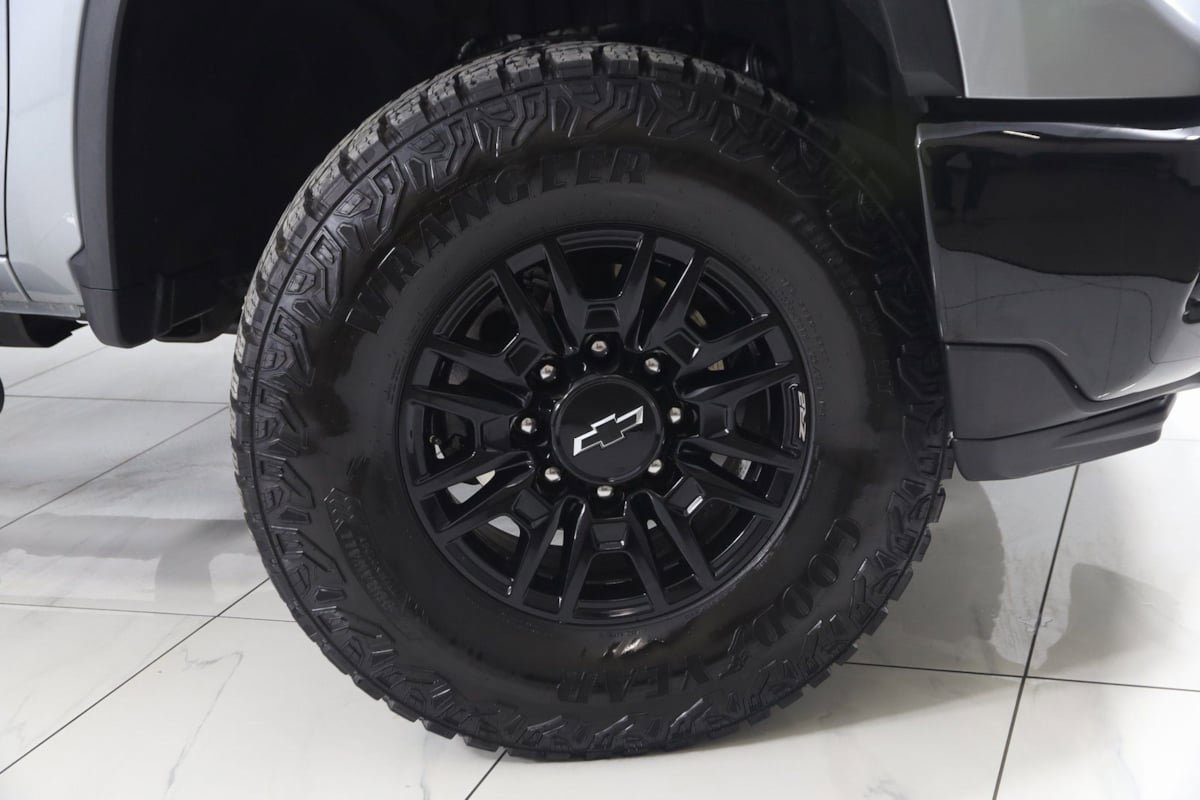 Used 2025 Chevrolet Silverado 2500 ZR2 AWD/4WD image 16