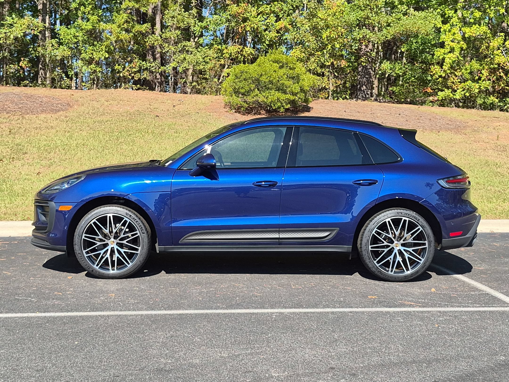 Certified 2024 Porsche Macan AWD/4WD image 2