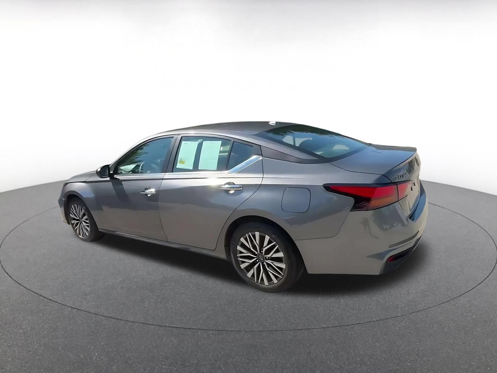 Used 2025 Nissan Altima 2.5 SV FWD image 9
