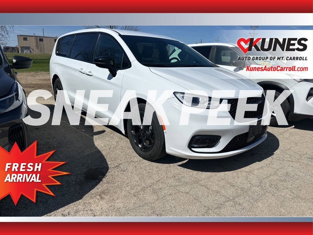 Used 2024 Chrysler Pacifica Select