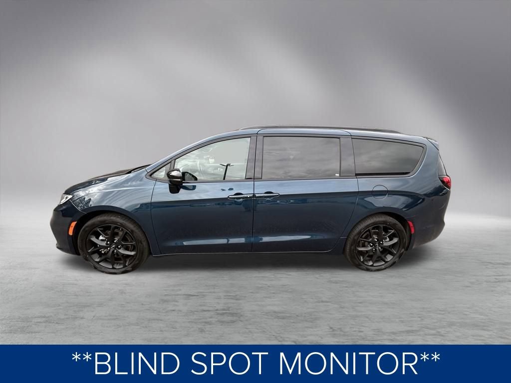Used 2025 Chrysler Pacifica Limited image 12