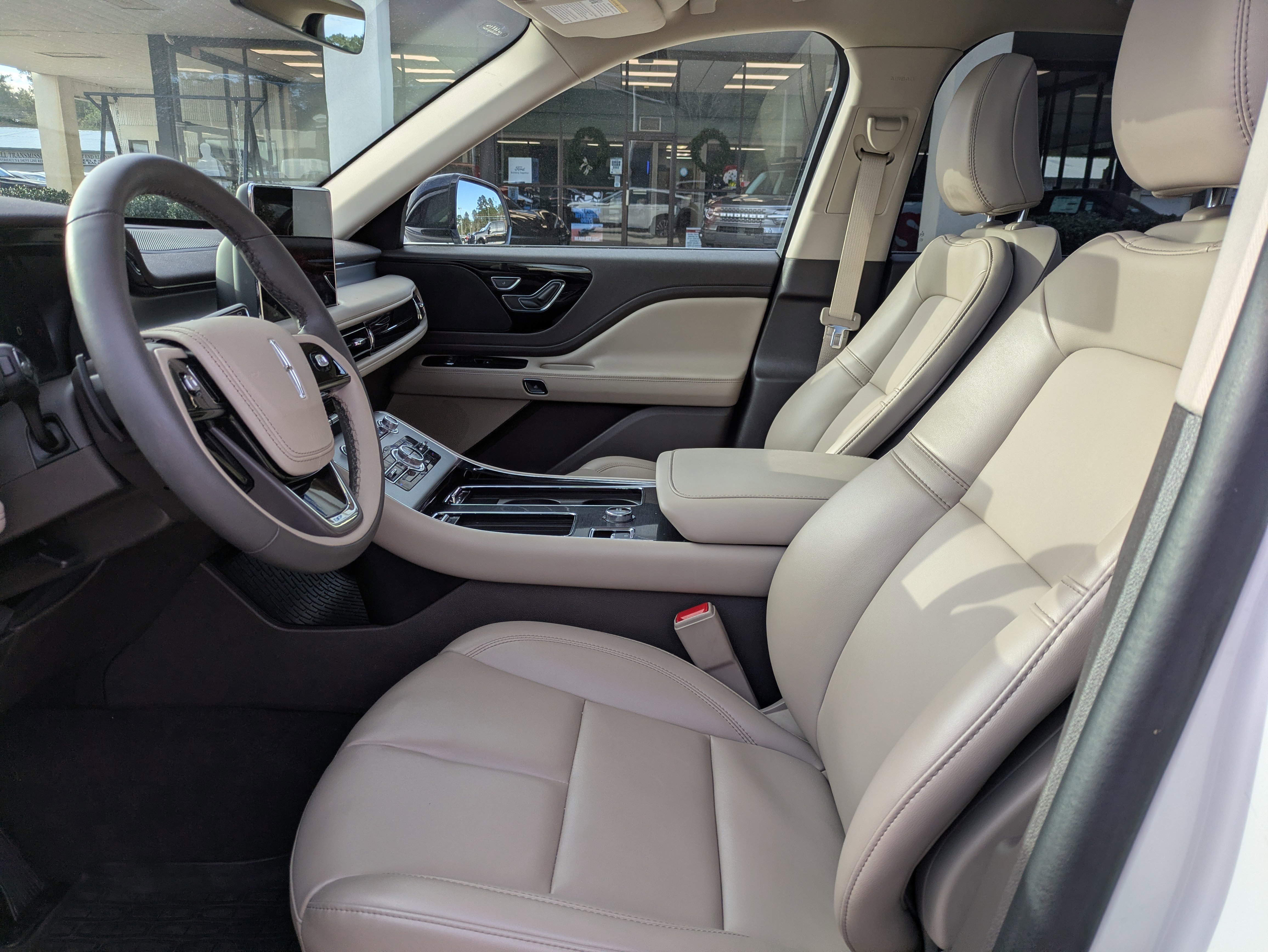 Used 2024 Lincoln Aviator AWD w/ Premium Package image 16