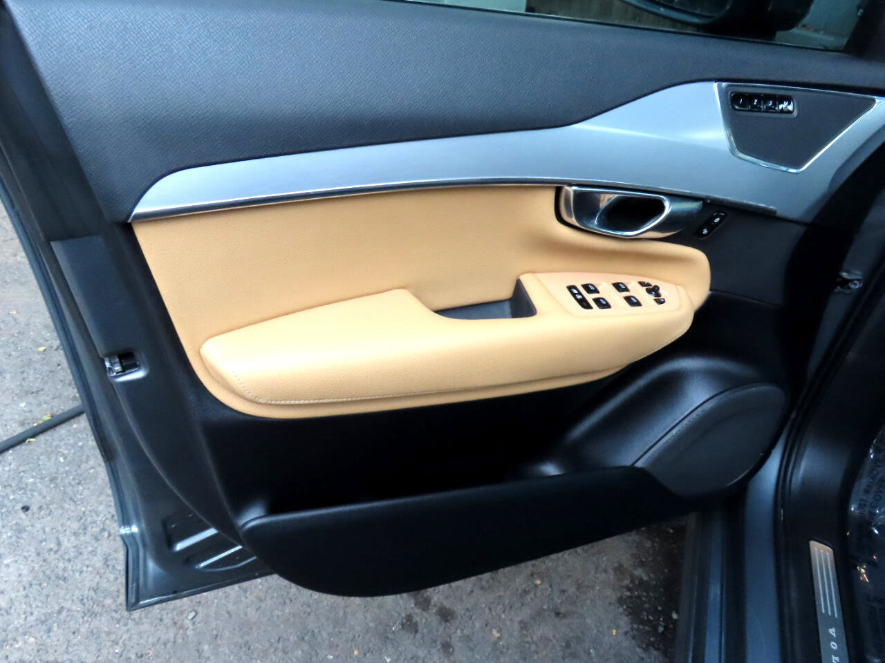 Used 2018 Volvo XC90 T6 Momentum w/ Convenience Package image 10