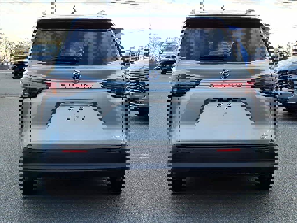 Used 2021 Toyota Sienna LE w/ LE Plus Package image 4