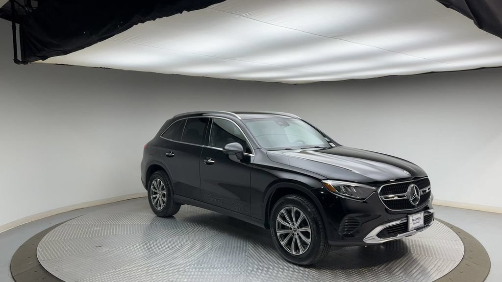 Used 2025 Mercedes-Benz GLC 300 4MATIC image 8