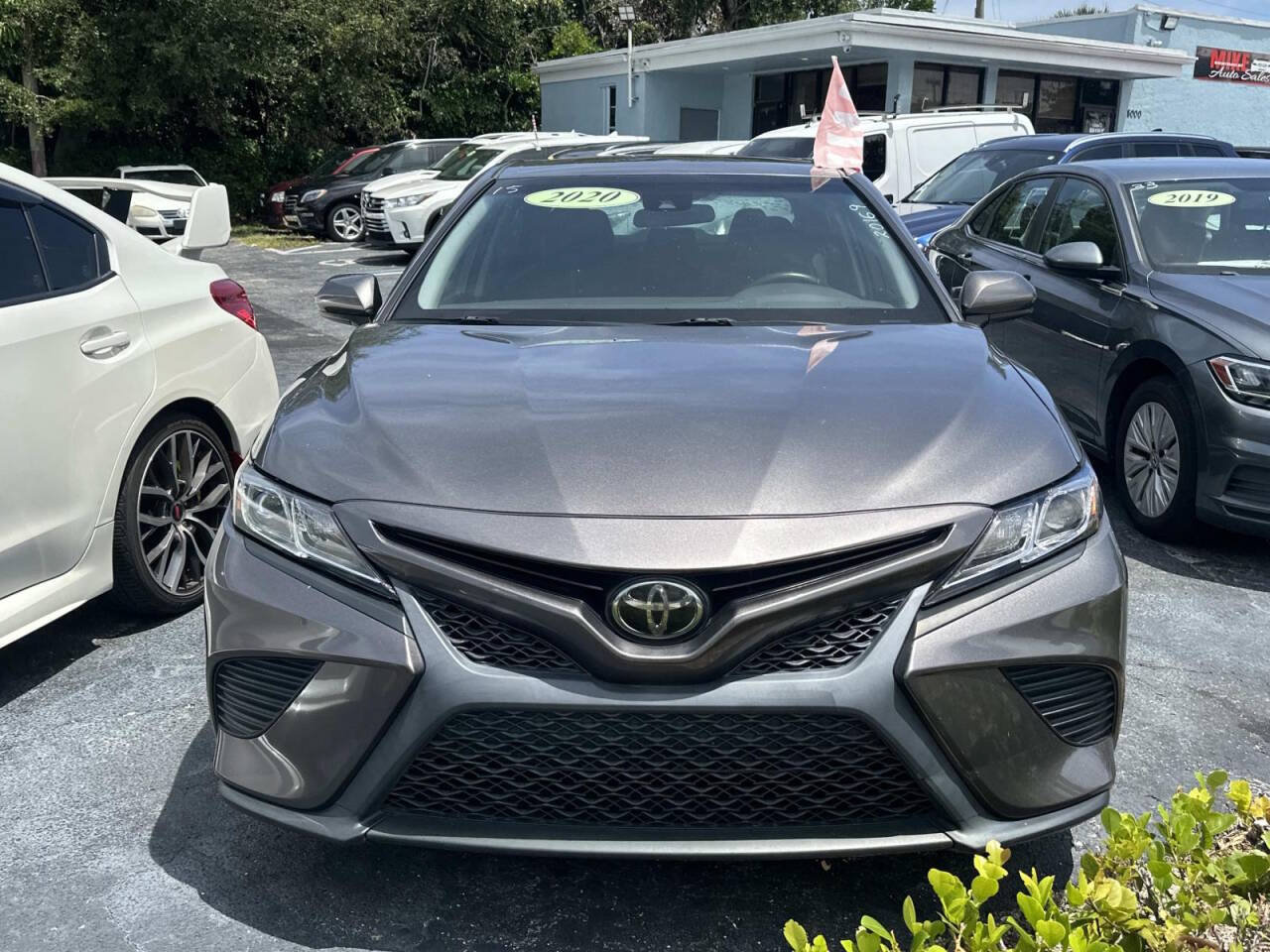 Used 2020 Toyota Camry SE FWD image 2