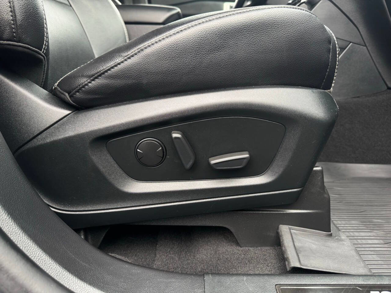 Used 2021 Ford Explorer ST image 38