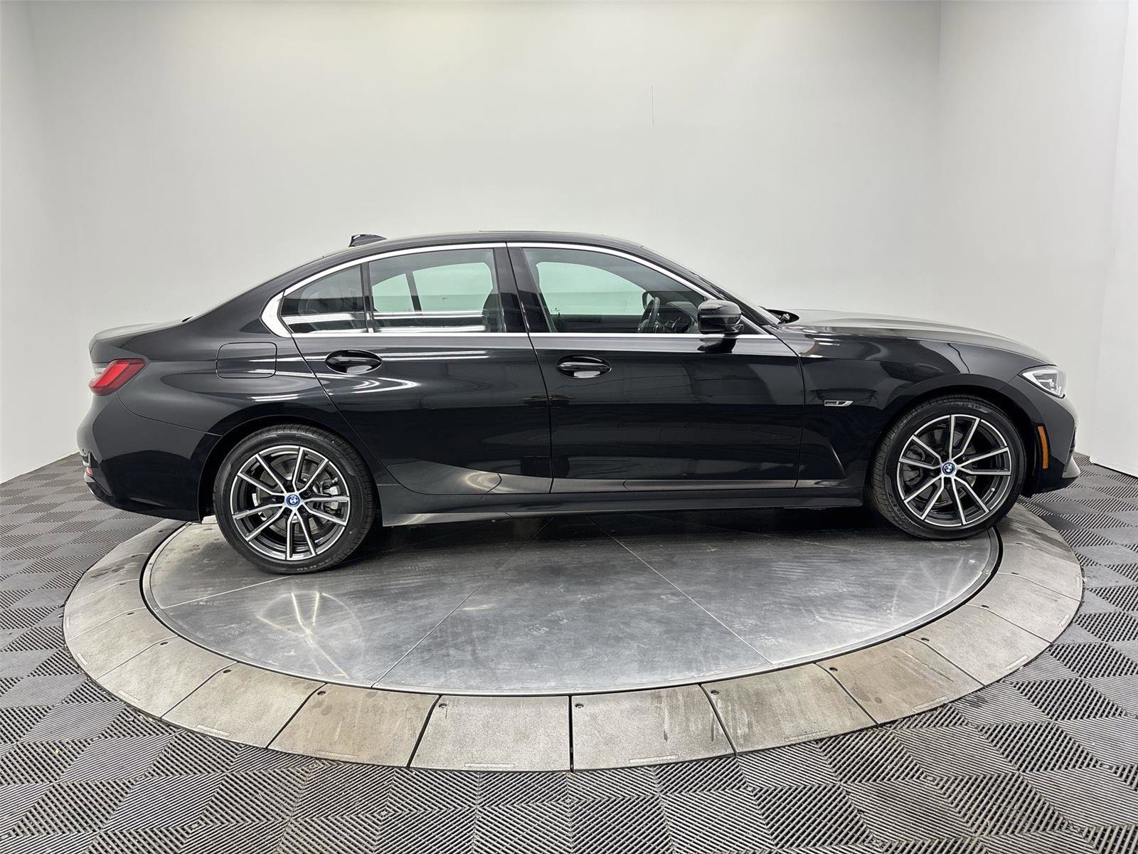 Used 2022 BMW 330e image 17