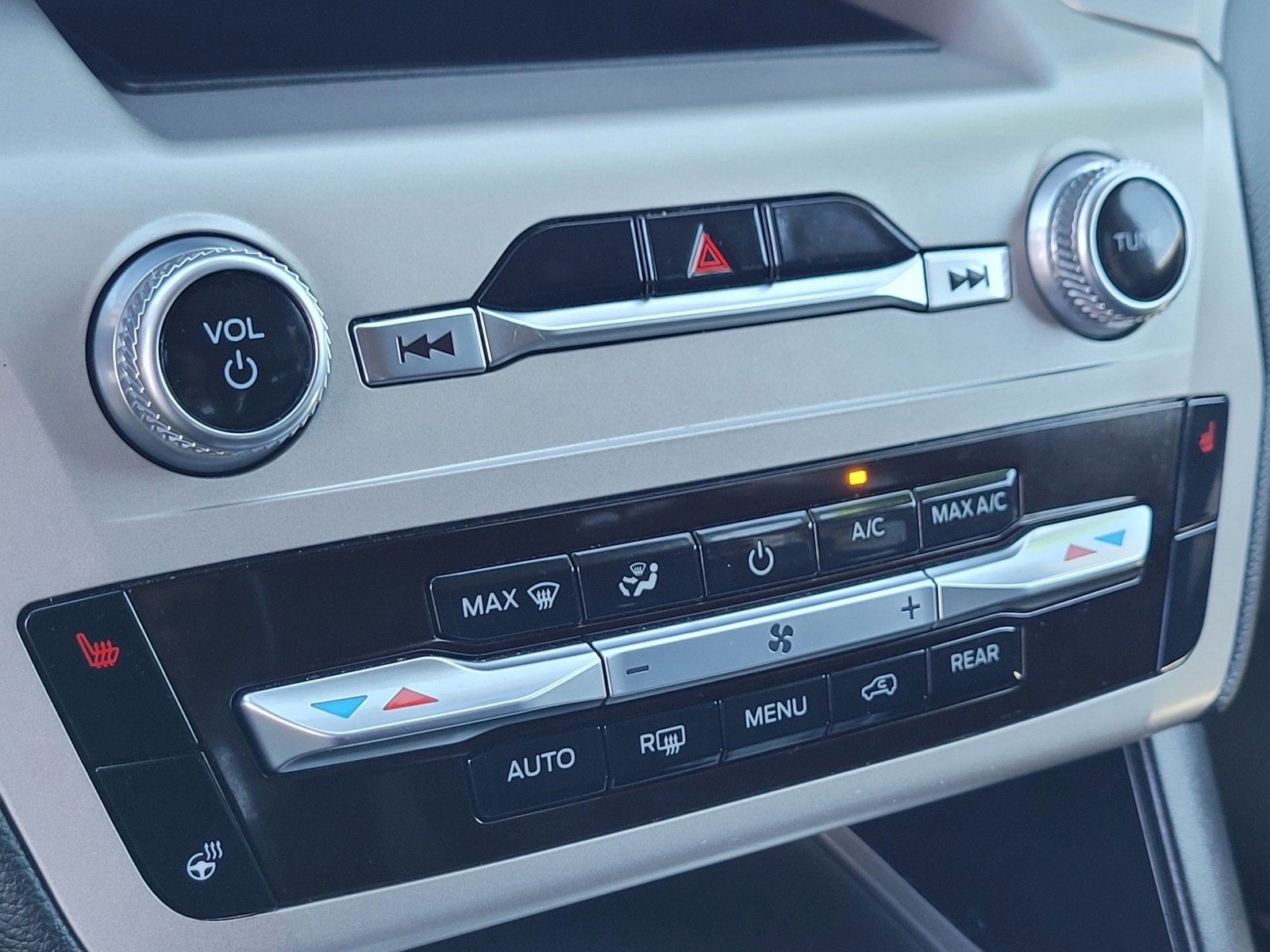 Used 2022 Ford Explorer XLT w/ Equipment Group 202A image 21