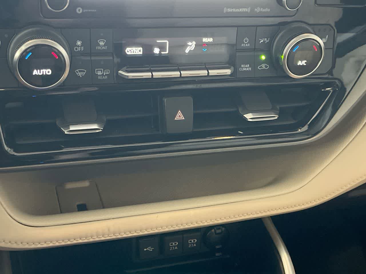 Used 2021 Toyota Highlander XLE AWD/4WD image 19
