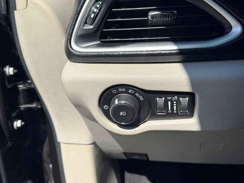 Used 2017 Chrysler Pacifica Touring-L FWD image 30