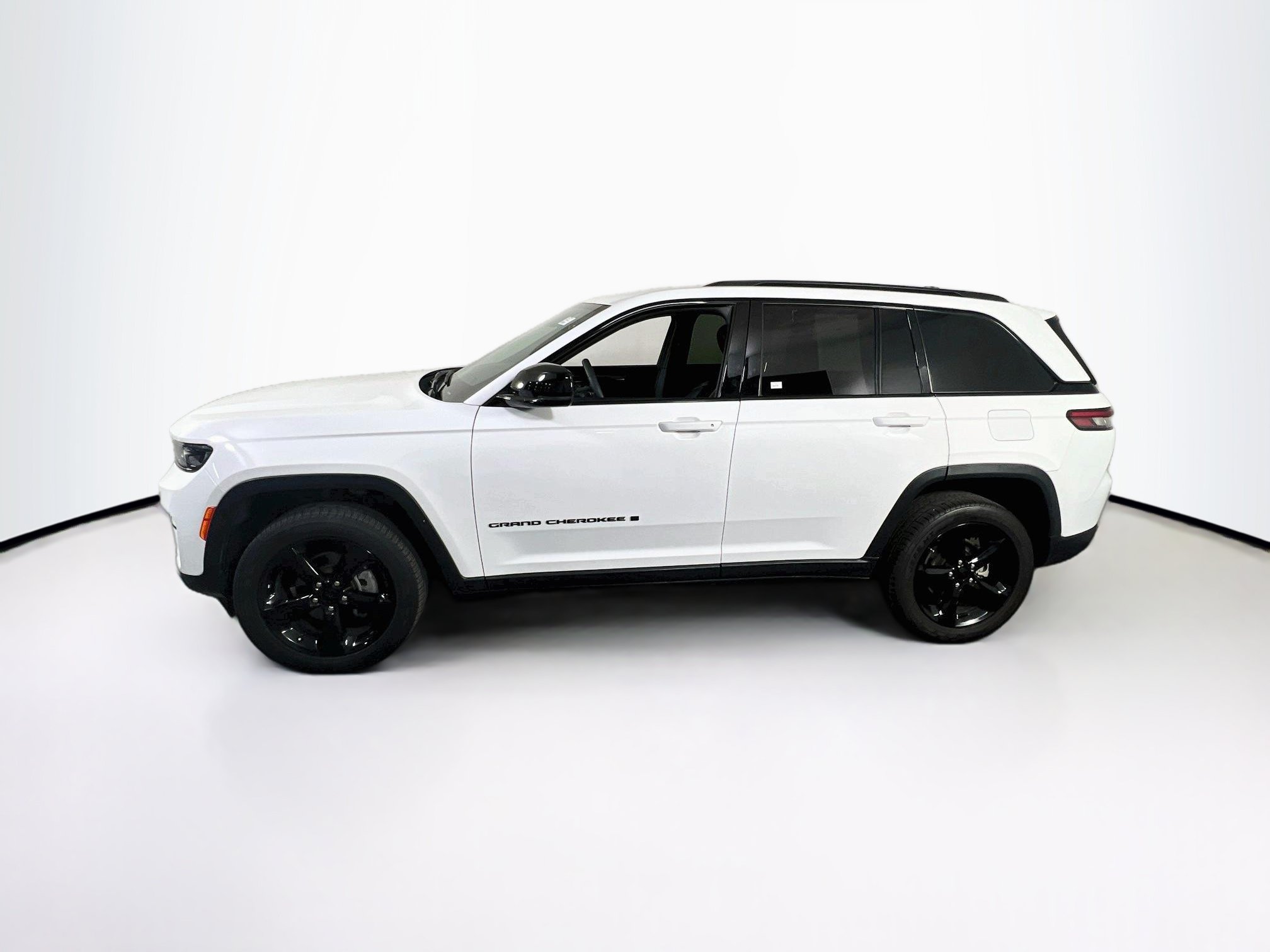 Used 2023 Jeep Grand Cherokee Altitude AWD/4WD image 8