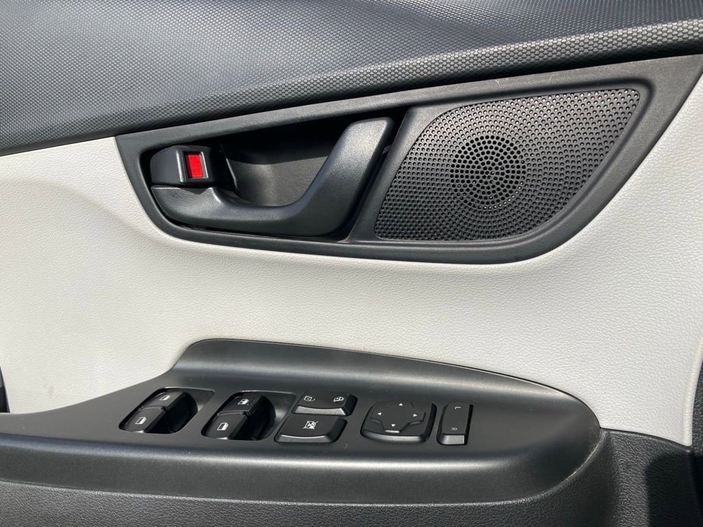 Used 2022 Hyundai Kona SE w/ Cargo Package image 11