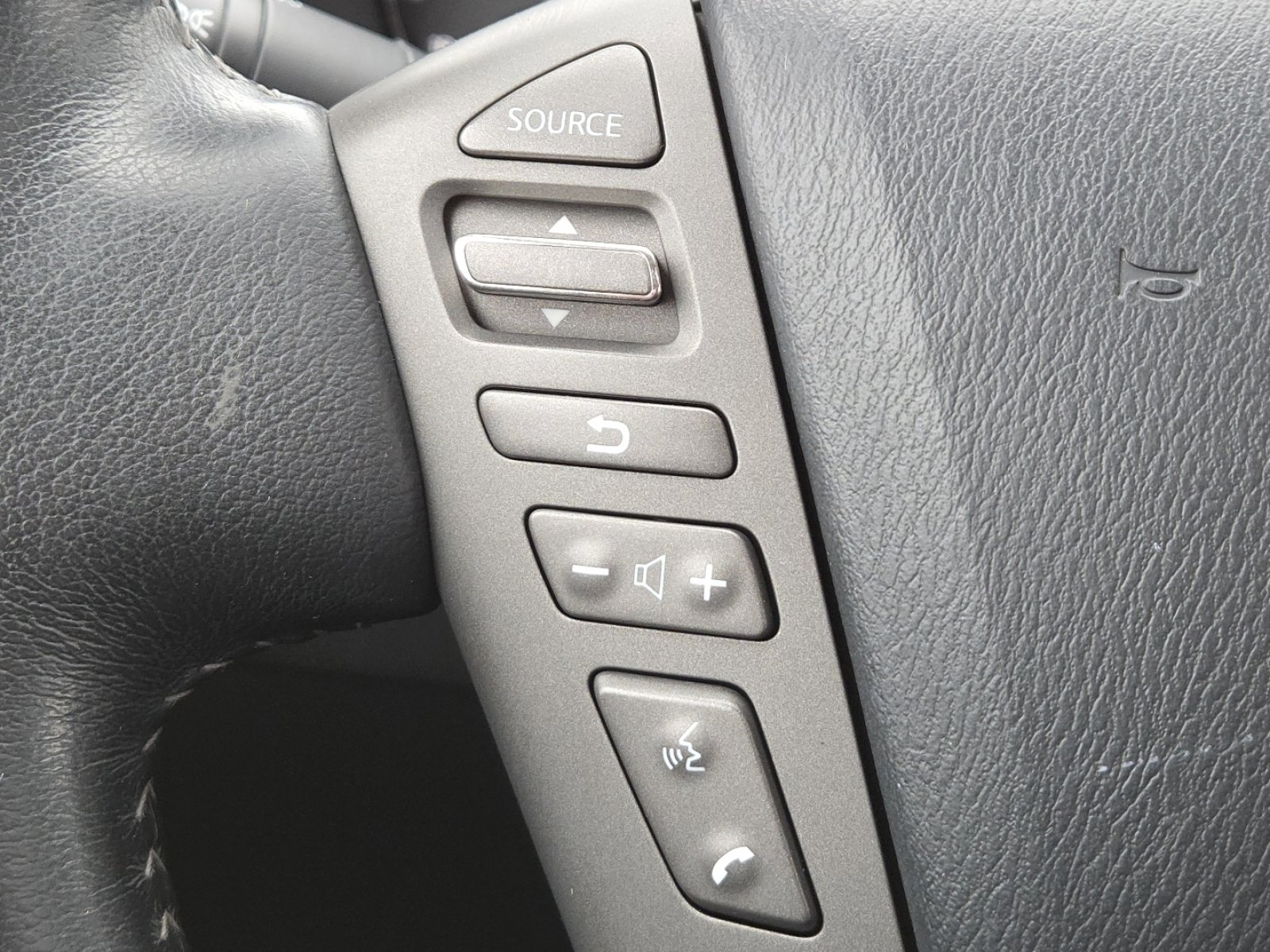 Used 2018 Nissan Armada Platinum image 35