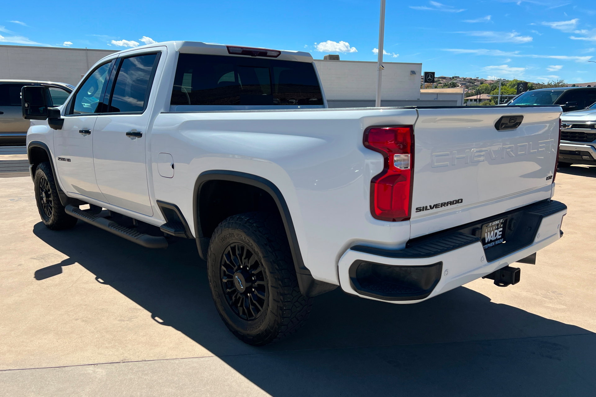 Used 2022 Chevrolet Silverado 2500 LTZ w/ LTZ Plus Package AWD/4WD image 3
