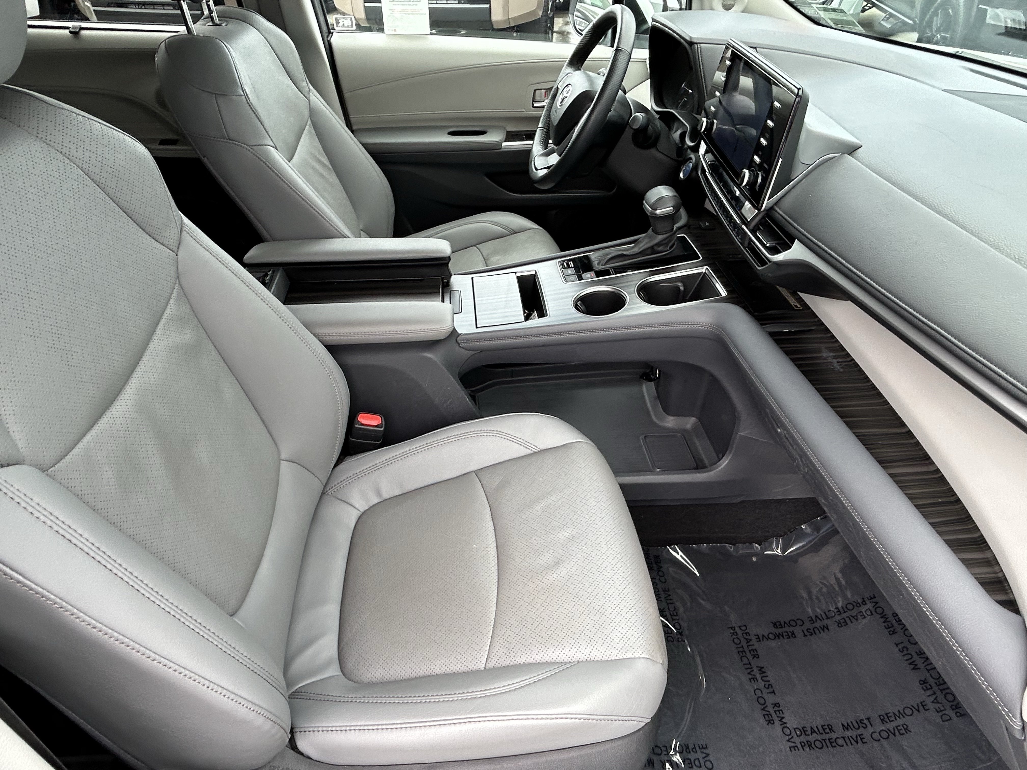 Certified 2024 Toyota Sienna Limited FWD image 10