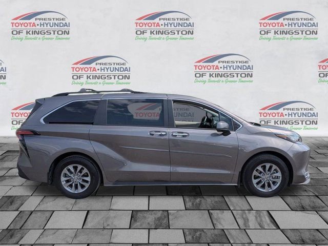 Used 2022 Toyota Sienna XLE AWD/4WD image 2