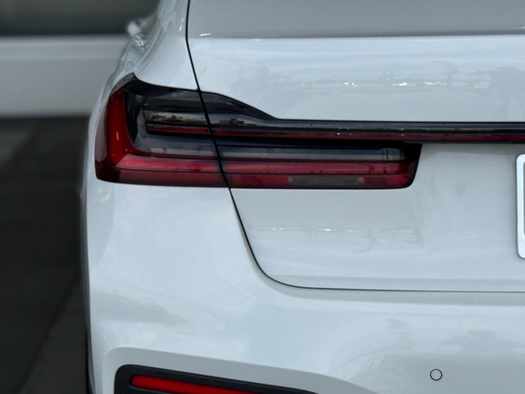 Used 2022 BMW 740i w/ M Sport Package image 11