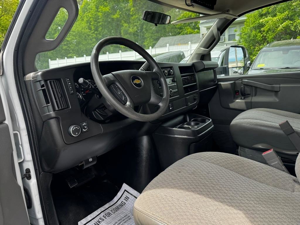 Used 2017 Chevrolet Express 4500 RWD image 14