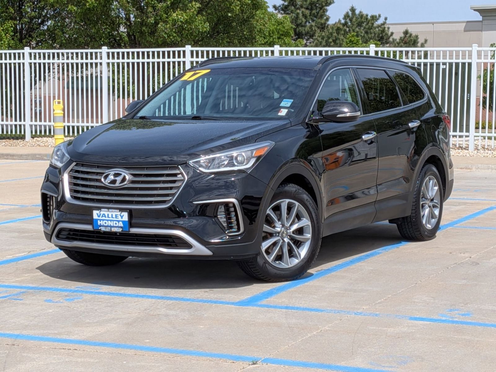 Used 2017 Hyundai Santa Fe Limited AWD/4WD image 2