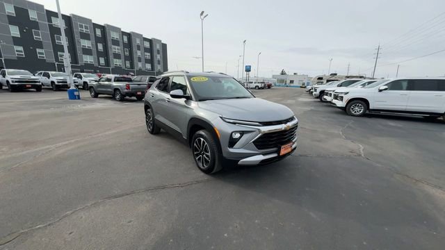 Used 2025 Chevrolet TrailBlazer LT w/ Driver Confidence Package image 2