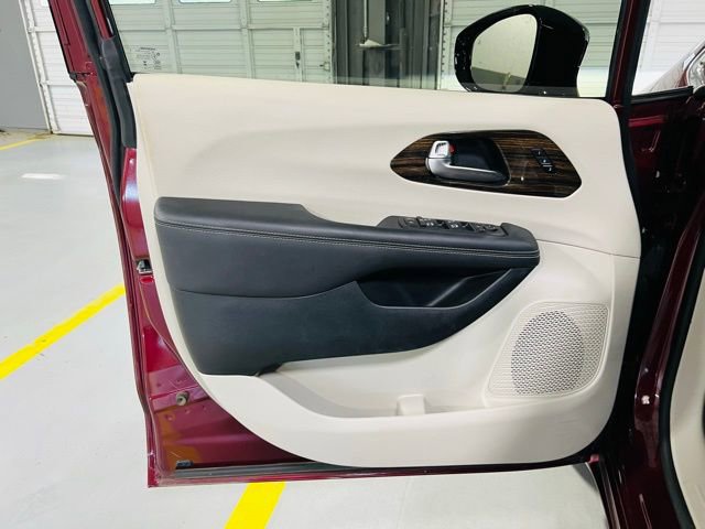 Used 2023 Chrysler Pacifica Limited image 27