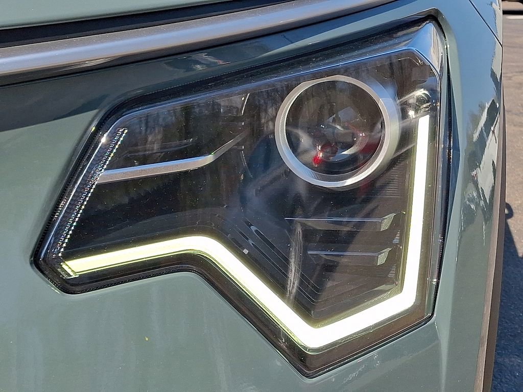 Certified 2025 Kia Niro EX image 9