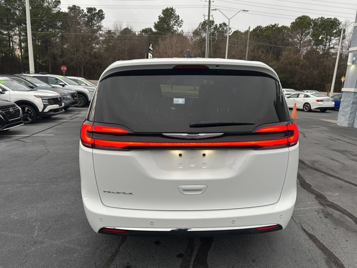 Used 2025 Chrysler Pacifica Select FWD image 6