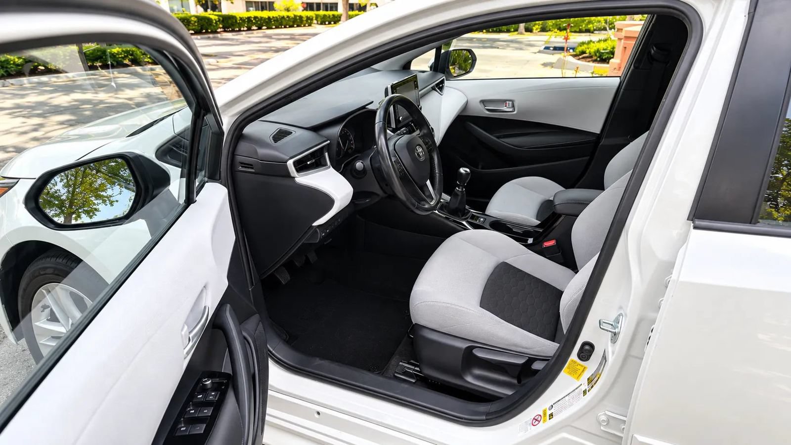 Used 2019 Toyota Corolla SE w/ Carpet Mat Package FWD image 12