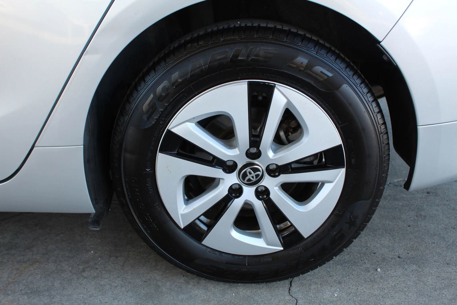 Used 2017 Toyota Prius Four FWD image 33