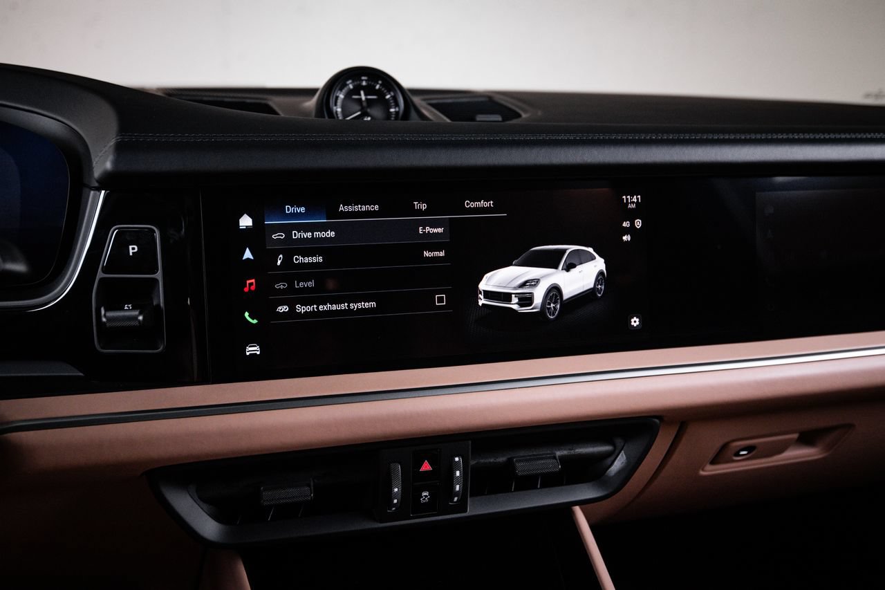 Certified 2024 Porsche Cayenne Turbo AWD/4WD image 18