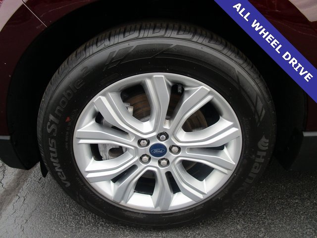 Used 2021 Ford Edge Titanium image 2