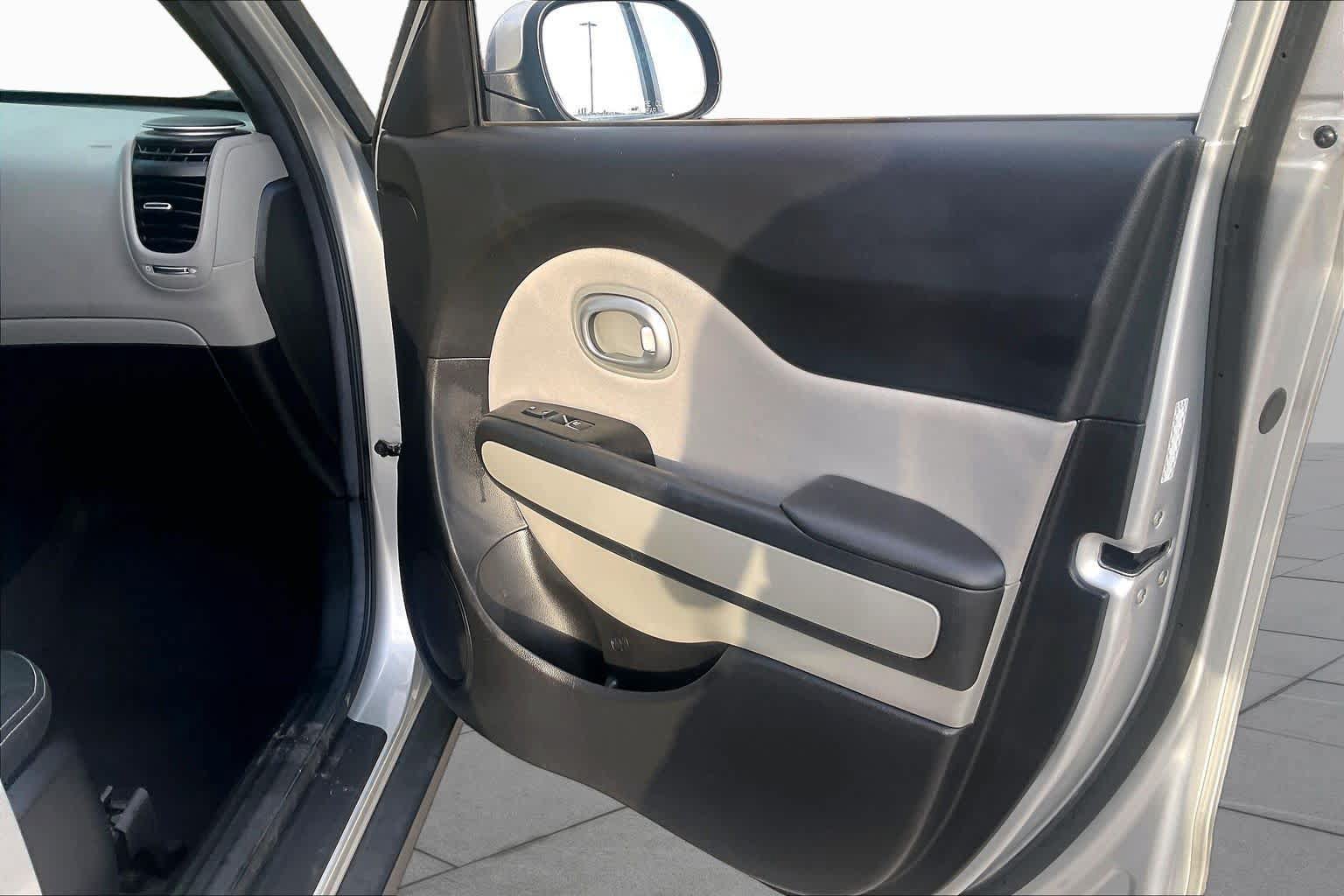 Used 2017 Kia Soul + FWD image 22