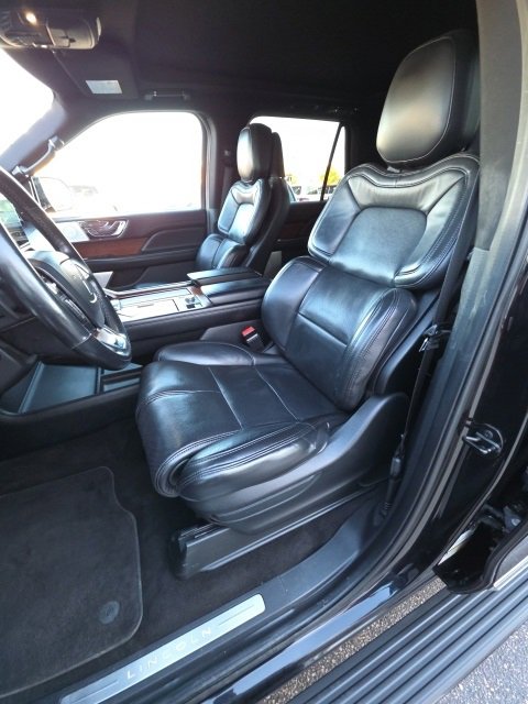 Used 2020 Lincoln Navigator Reserve image 11