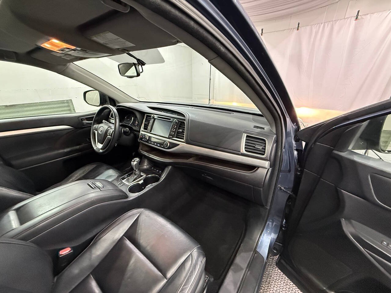 Used 2014 Toyota Highlander XLE AWD/4WD image 12