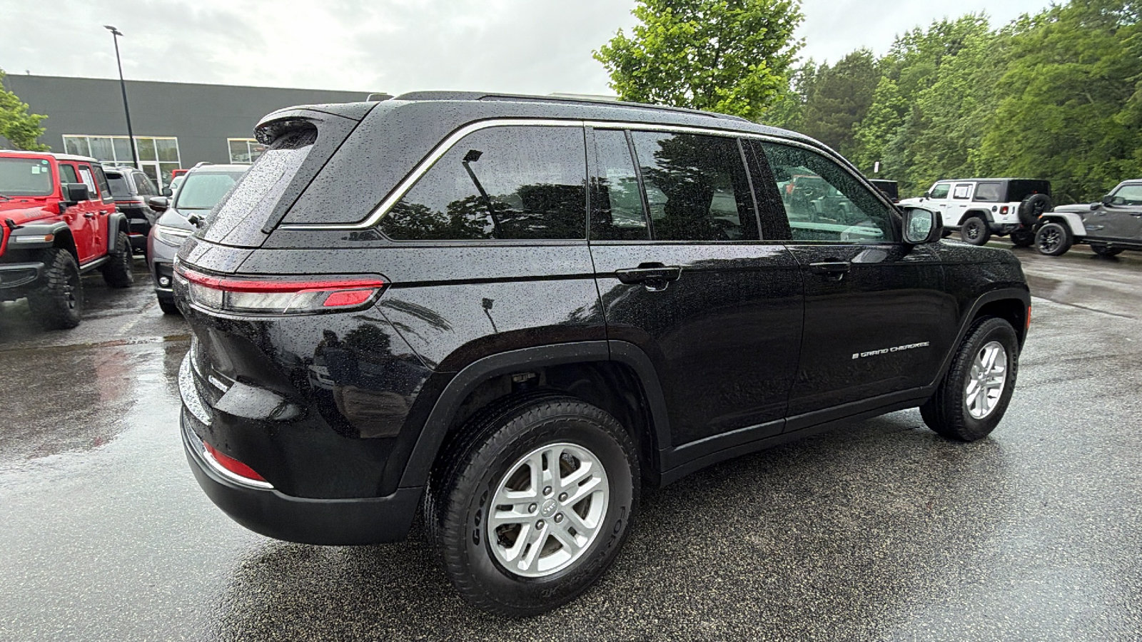 Used 2024 Jeep Grand Cherokee Laredo w/ Luxury Tech Group I AWD/4WD image 8