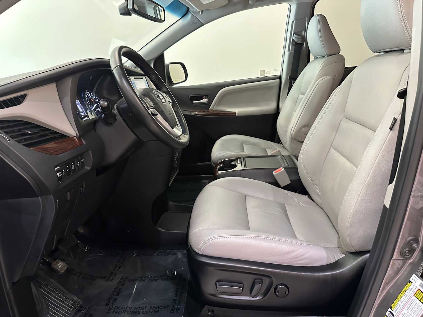 Used 2017 Toyota Sienna Limited Premium image 23