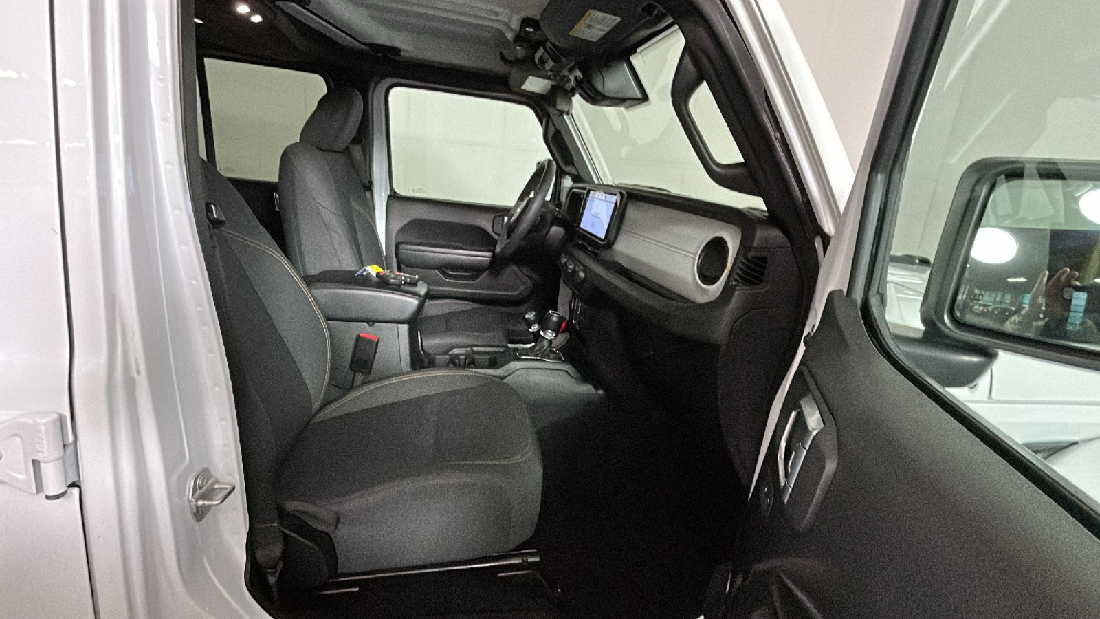 Used 2024 Jeep Wrangler Unlimited AWD/4WD image 35