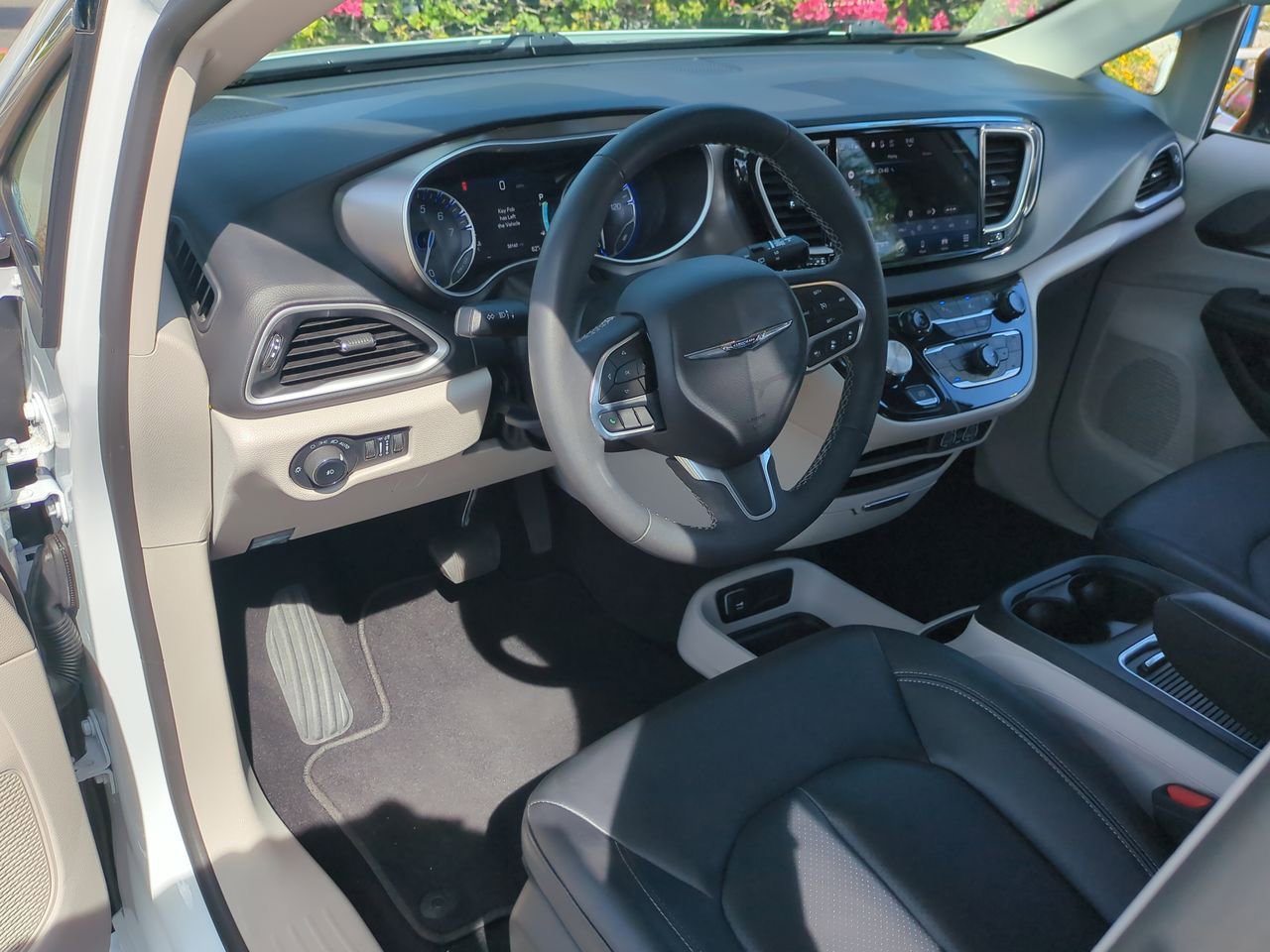 Used 2024 Chrysler Pacifica Touring-L image 10