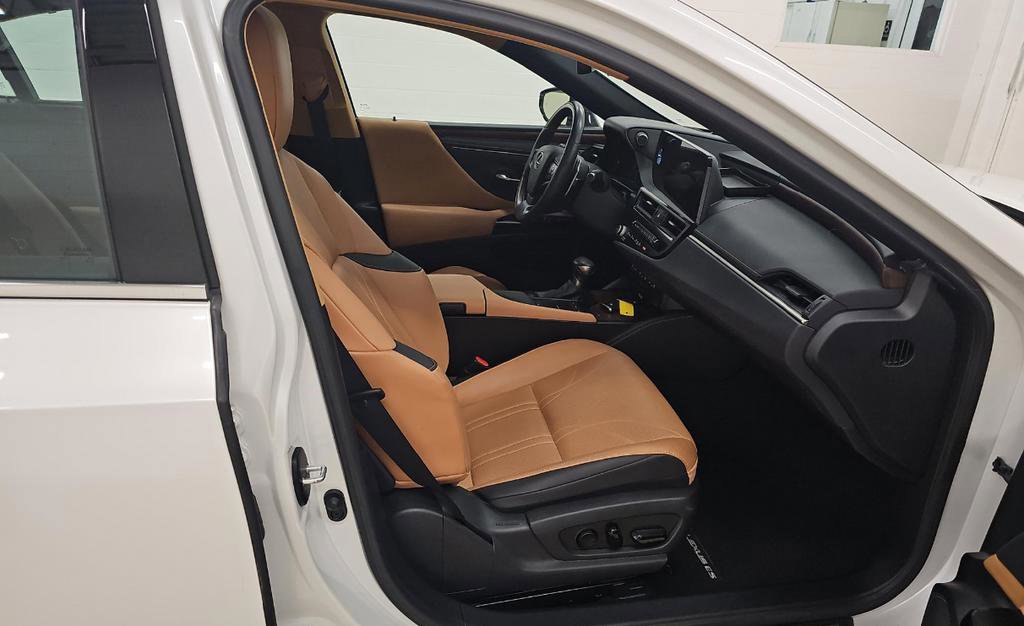 Used 2022 Lexus ES 350 Ultra Luxury w/ Accessory Package 2 image 9