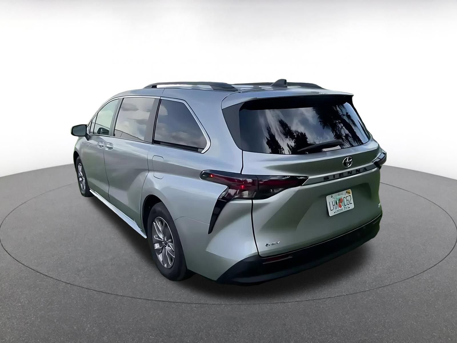 Used 2025 Toyota Sienna XLE FWD image 10