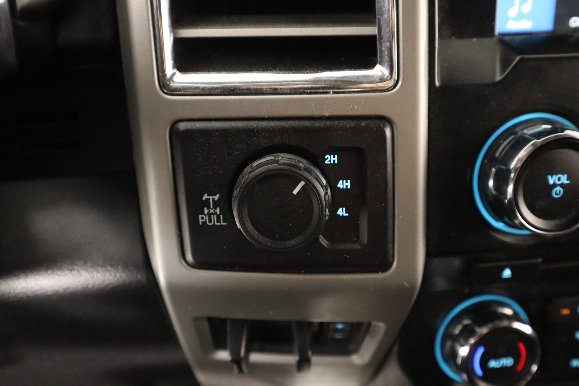 Used 2017 Ford F250 Lariat w/ Chrome Package image 8