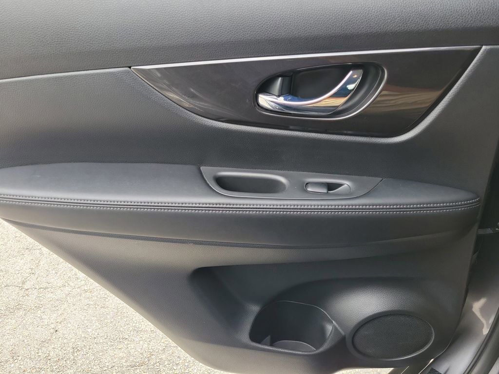 Certified 2020 Nissan Rogue SV FWD image 16