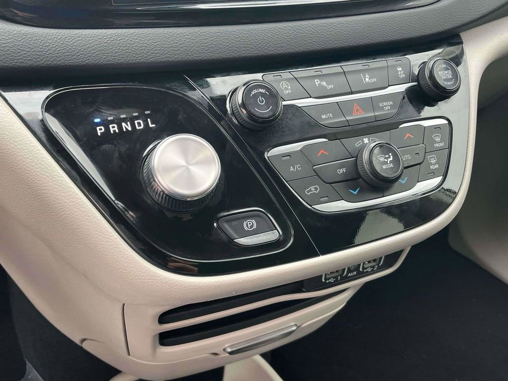 Used 2024 Chrysler Pacifica Touring-L image 21