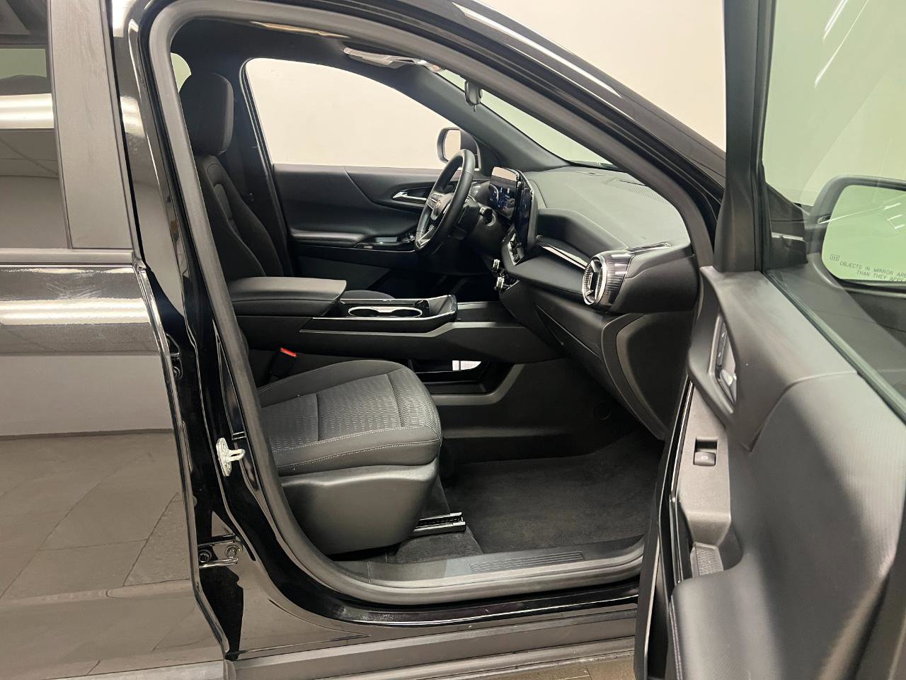 Used 2025 Chevrolet Equinox LT FWD image 32