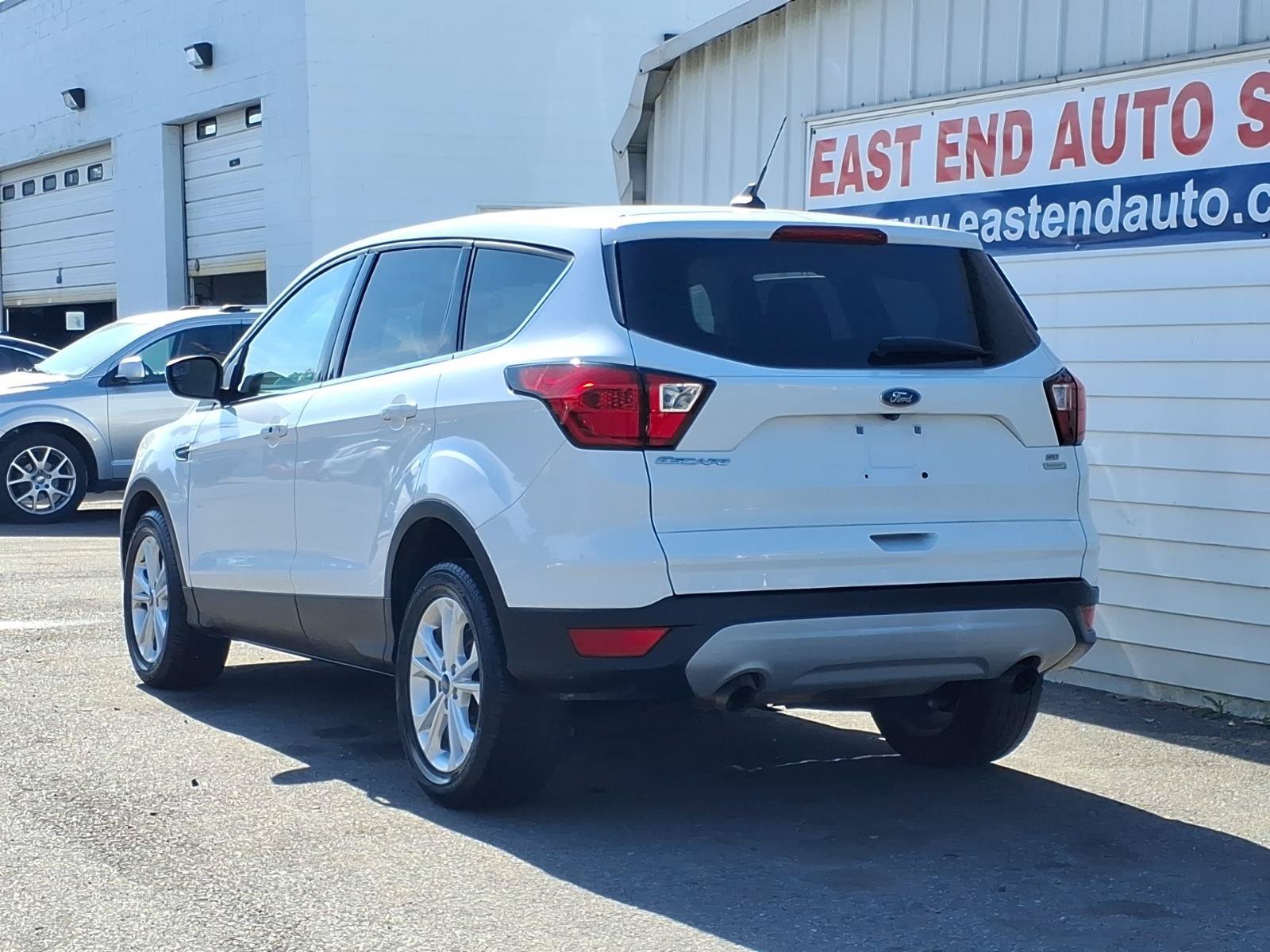 Used 2019 Ford Escape SE FWD image 3